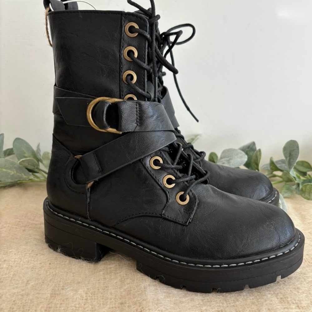 Seven Cardi B Combat black faux leather zip lace up women 7

Never been worn.